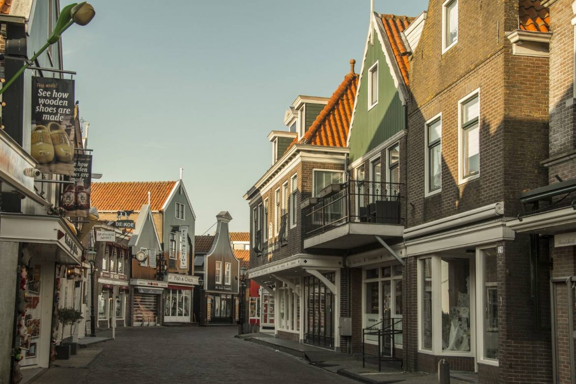 Winkelstraat in Volendam