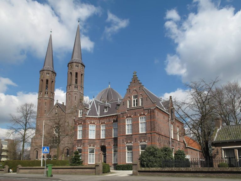 4 babywinkels in Uden Kerk in Uden