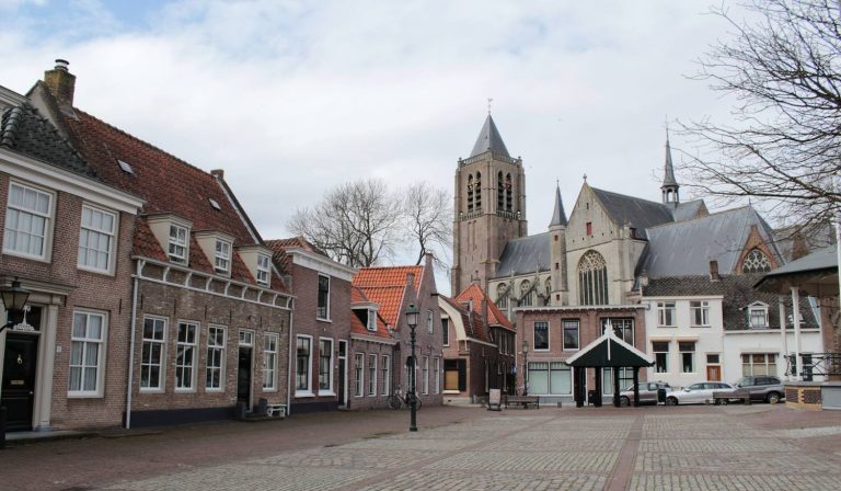 1 babywinkel in Tholen Marktplein in Tholen