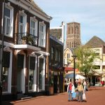 Centrum van Oss met babywinkels en andere winkels