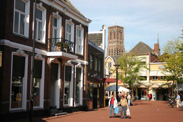 Centrum van Oss met babywinkels en andere winkels