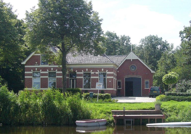 Tjuchem vanaf het water